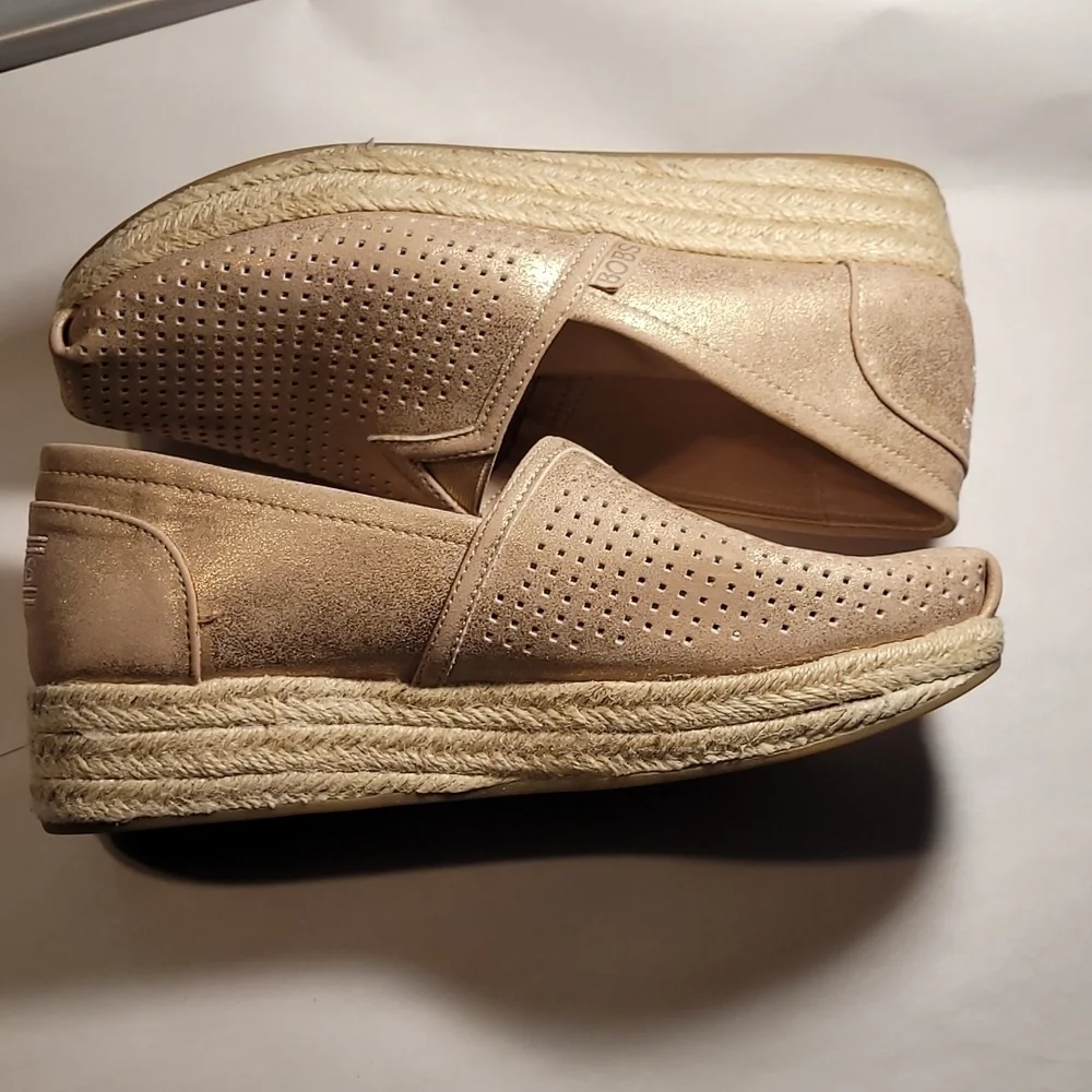 BOBS from Skechers bobs gently